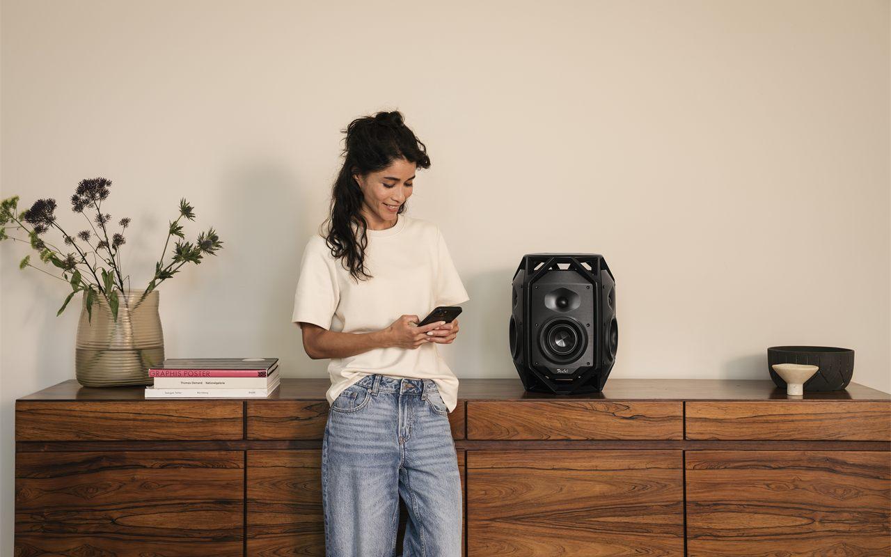 Réglage du Teufel IKONIO depuis un téléphone, l'enceinte posée sur l'enfilade