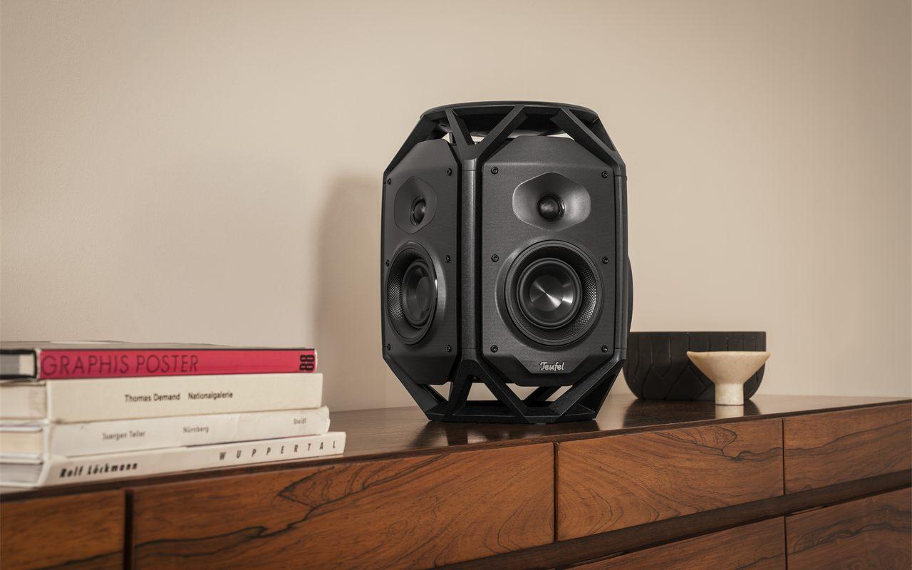 Coffret facetté du Teufel IKONIO, haut-parleurs répartis sur ses faces obliques