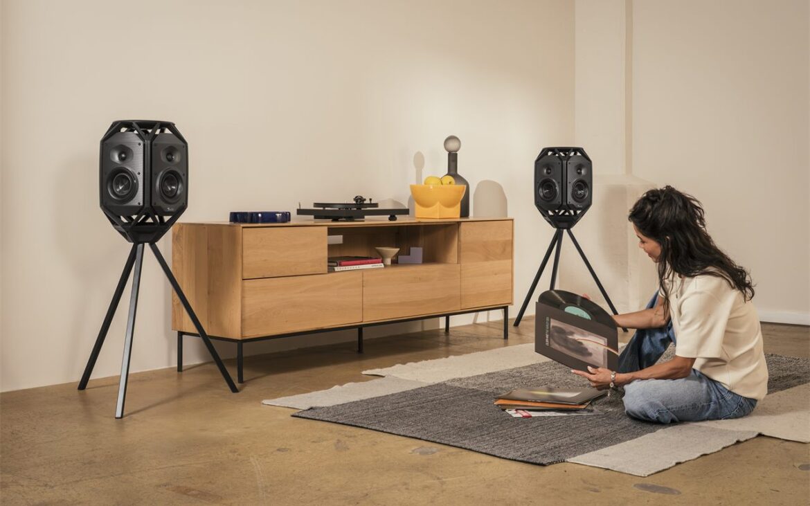 Ces basses qui résonnent dans votre poitrine au cinéma, le Teufel IKONIO promet de les faire entrer chez vous.