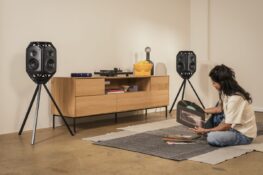 Ces basses qui résonnent dans votre poitrine au cinéma, le Teufel IKONIO promet de les faire entrer chez vous.