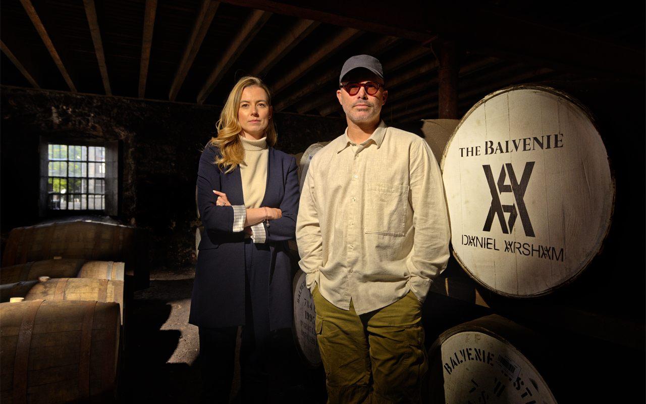 Kelsey McKechnie et Daniel Arsham dans le chai de The Balvenie devant un fût signé