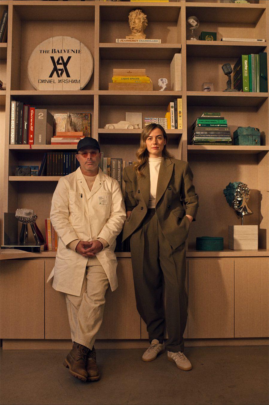 Daniel Arsham et Kelsey McKechnie dans l'atelier de l'artiste, devant le fond de fût signé