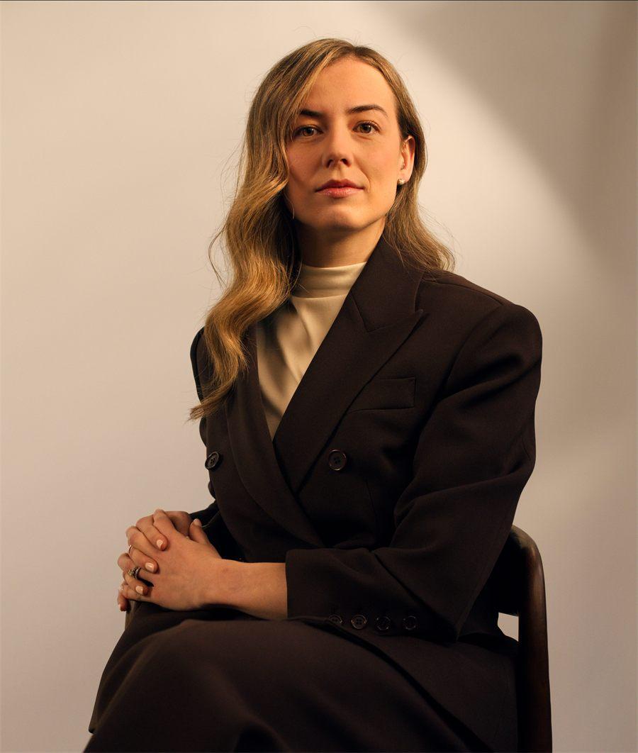 Kelsey McKechnie, maître de chai de The Balvenie, assise en portrait studio
