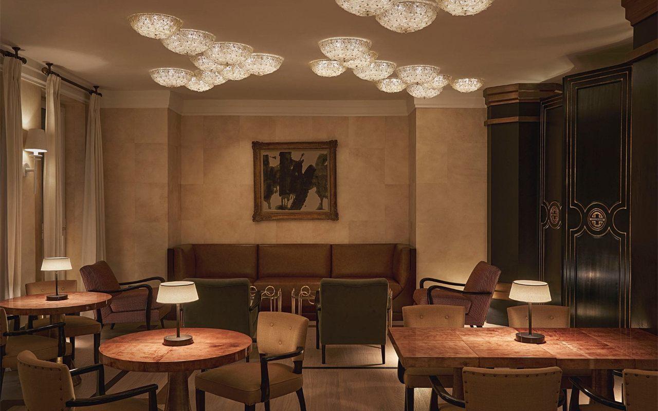 Le salon du Carlton Bar, à Milan, et ses plafonniers de verre