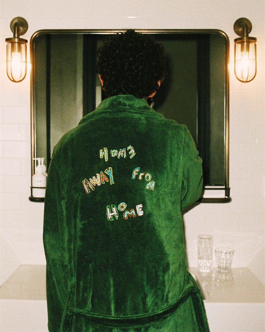 Dos du peignoir vert brode Home away from home par Michael McGregor