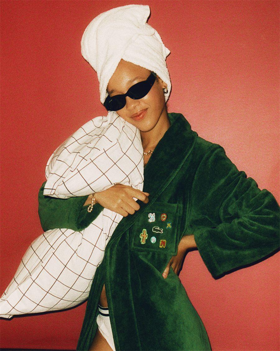 Peignoir vert Lacoste brode Hoxton porte avec une serviette sur la tete