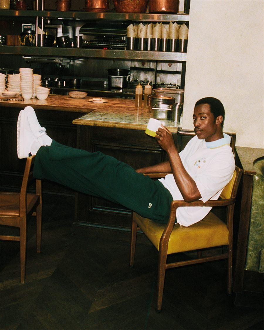 Polo blanc a col contraste et pantalon de survetement vert de la collection Room Service