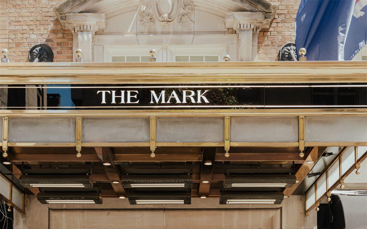 L'entrée du Mark Hotel à New York, sous sa marquise dorée