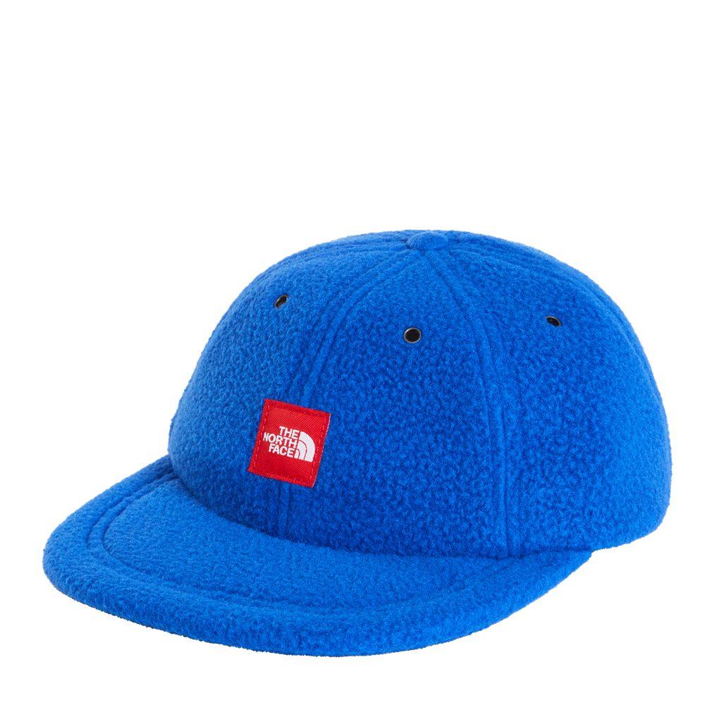 La casquette en polaire Red Box d'un bleu vif, écusson rouge sur le front