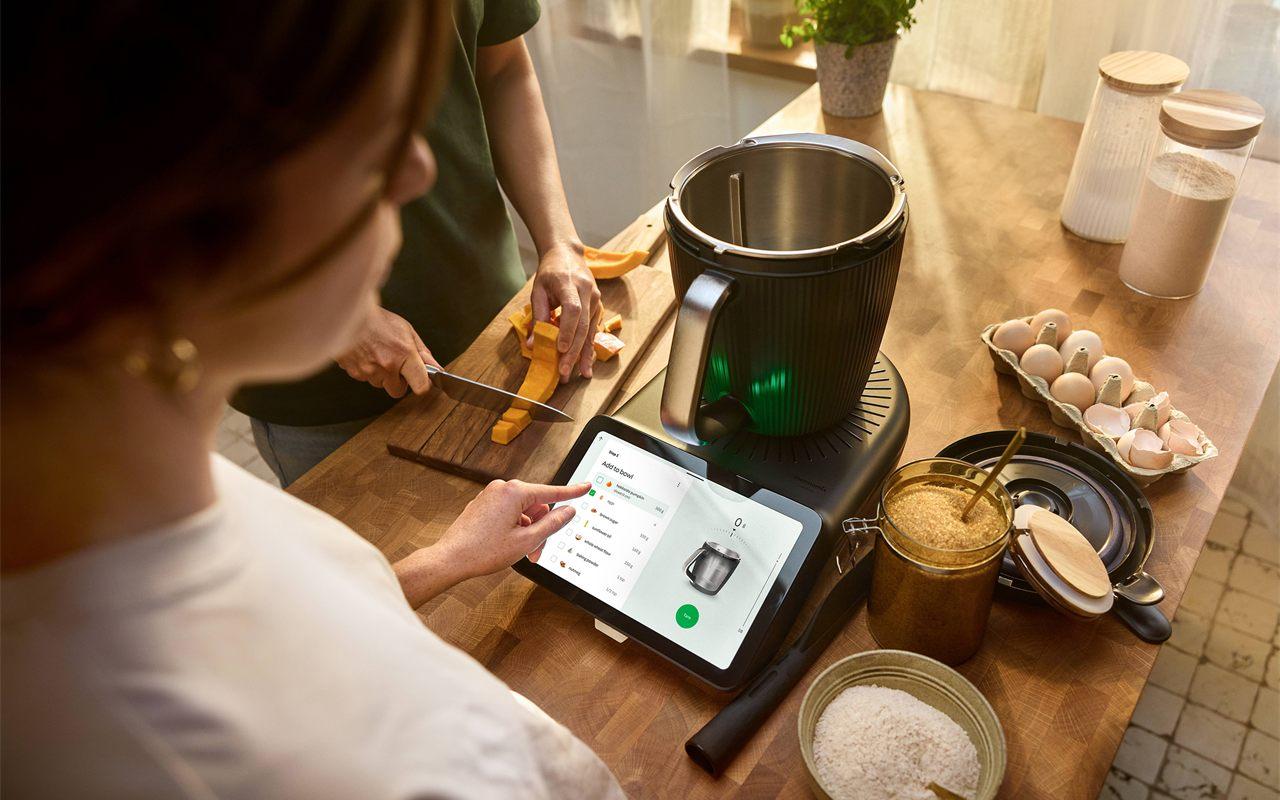 Écran du Thermomix TM7 listant les ingrédients à peser pendant la découpe d'une courge