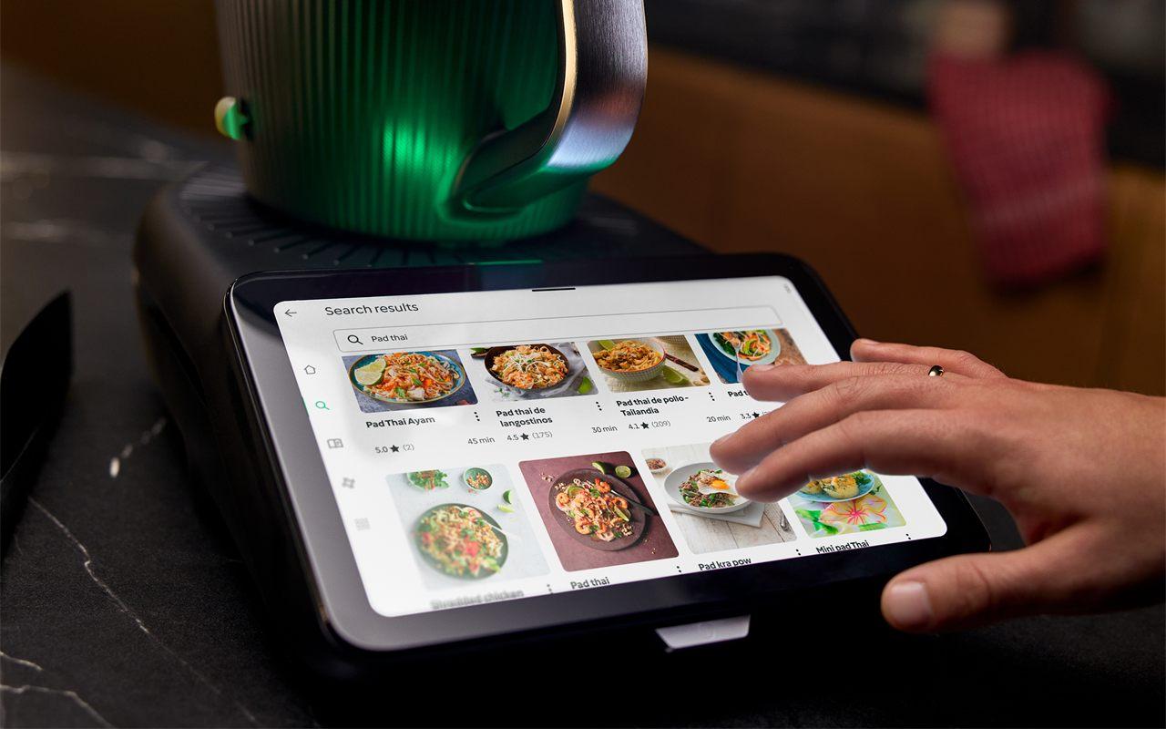 Dites simplement ce dont vous avez envie de manger, et l&rsquo;IA de Thermomix Cookidoo ira chercher la recette parmi les 100 000 de son catalogue et cela même en arabe !