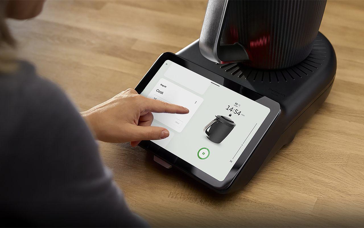 Écran du Thermomix TM7 affichant une cuisson guidée en cours à 90 degrés
