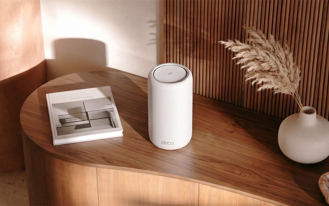 Le routeur mesh TP-Link Deco 8 Ultra posé sur une console en noyer