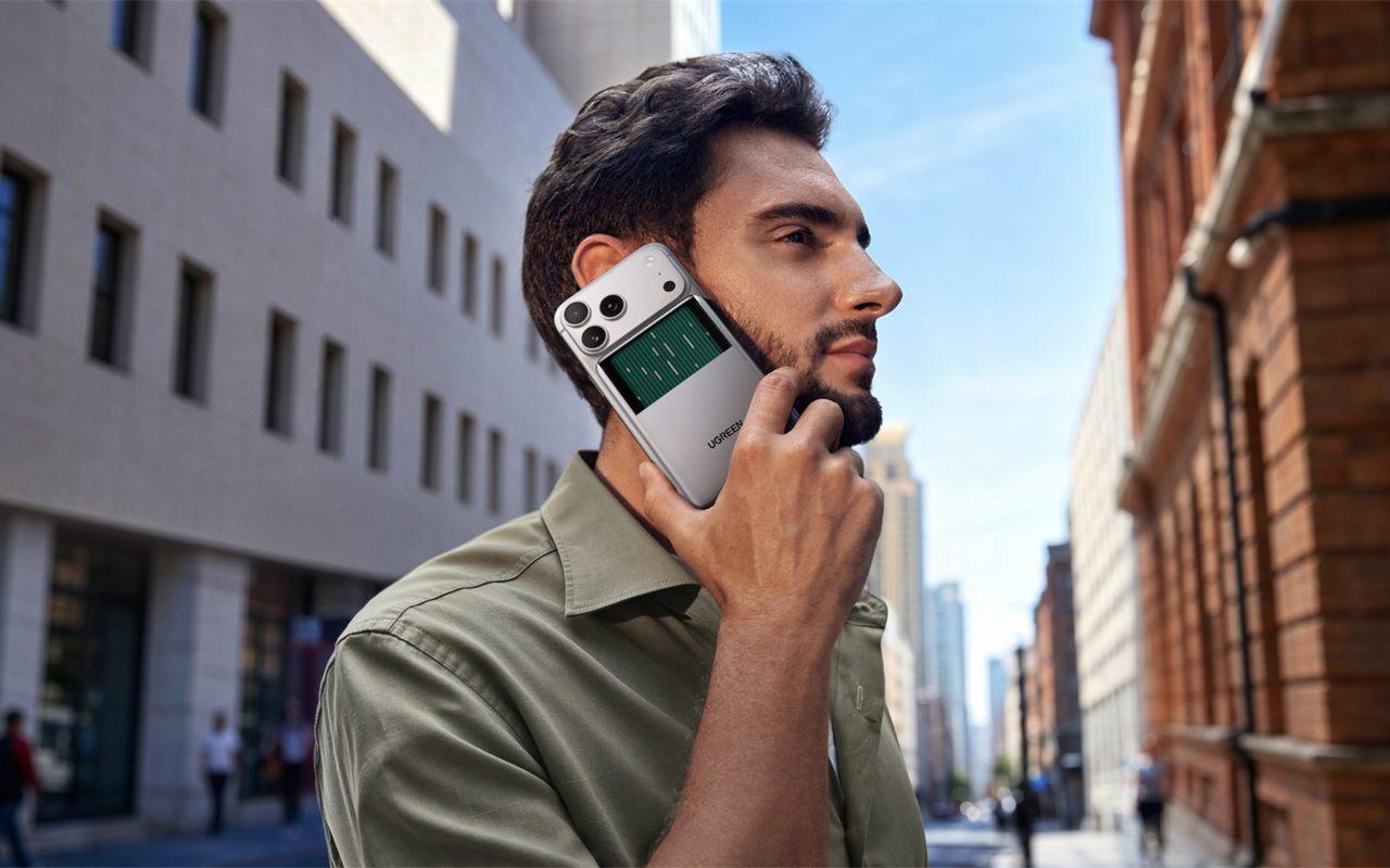 UGREEN MagFlow, ma batterie externe qui laisse voir son système de refroidissement liquide danser sur sa surface, pendant que votre smartphone charge à plein sans surchauffe.