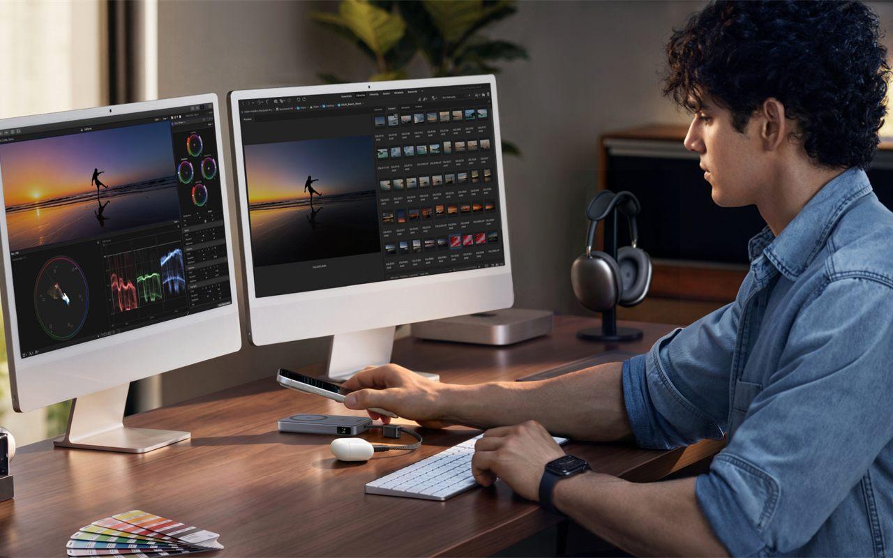Batterie UGREEN MagFlow Pro sur un bureau, rechargeant un iPhone et des AirPods