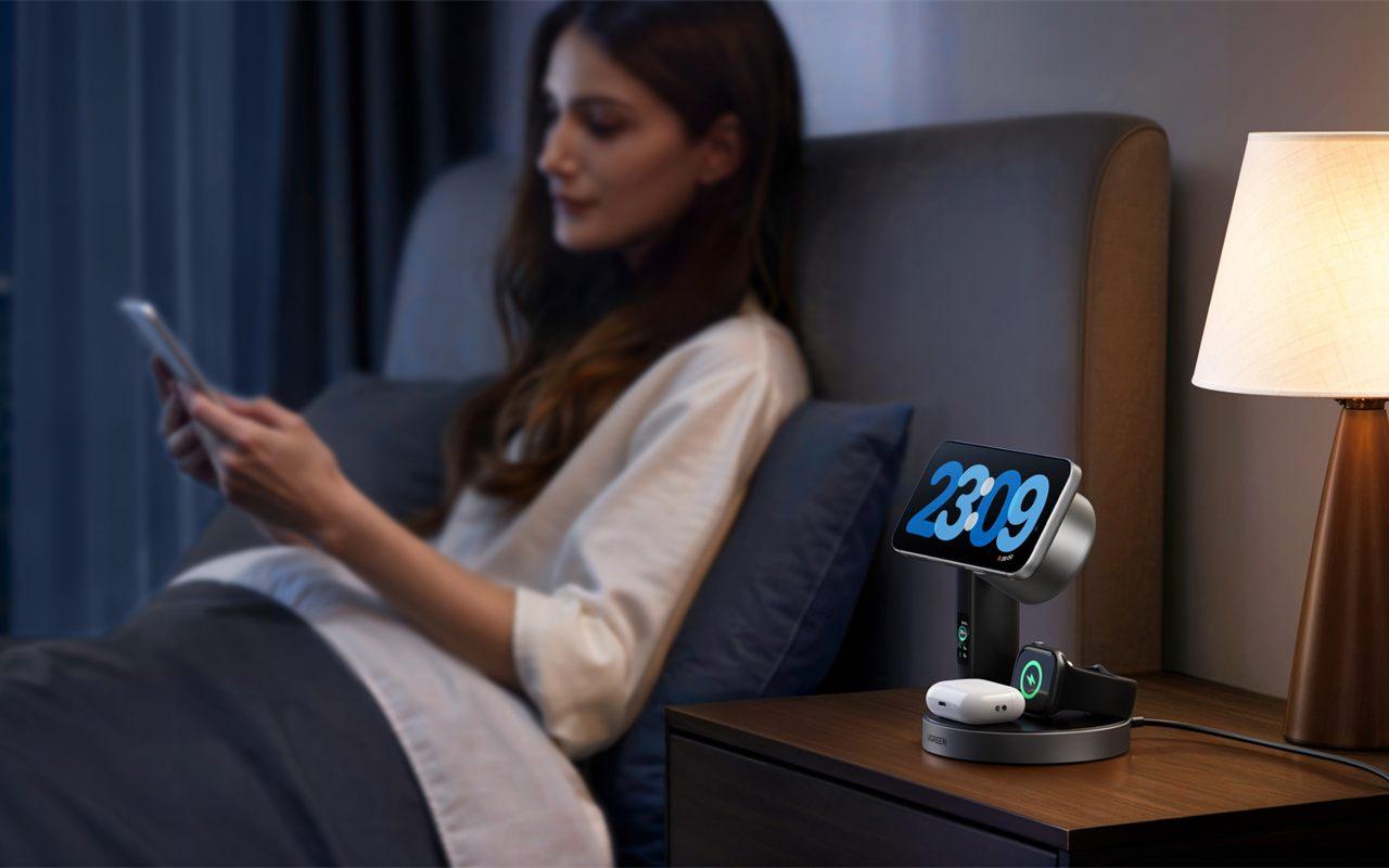 Station UGREEN MagFlow Pro 3-en-1 sur une table de nuit, iPhone en mode veille, AirPods et Apple Watch en charge