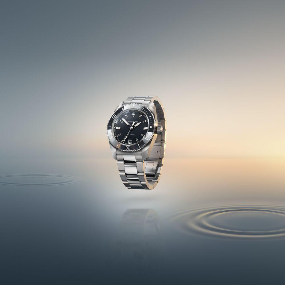 Victorinox Maverick automatique en acier au-dessus d'une étendue d'eau