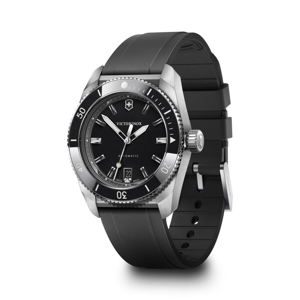 Victorinox Maverick automatique à cadran noir et bracelet caoutchouc, vue de trois quarts