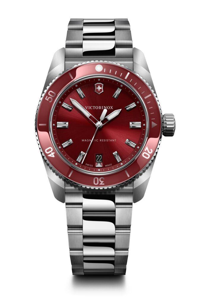 Victorinox Maverick à cadran rouge et bracelet acier, vue de face