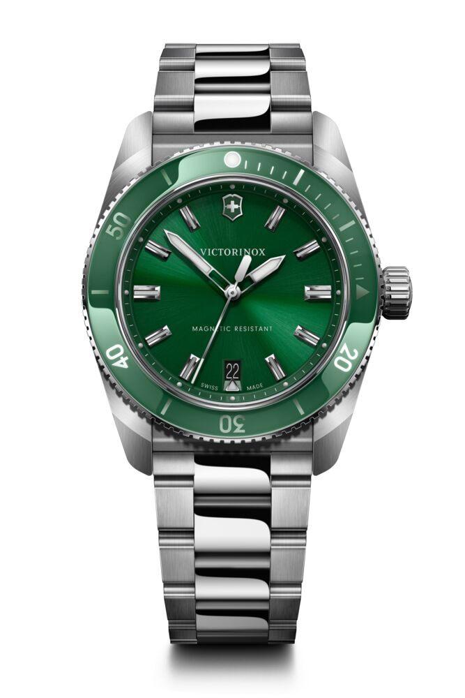 Victorinox Maverick à cadran vert et bracelet acier