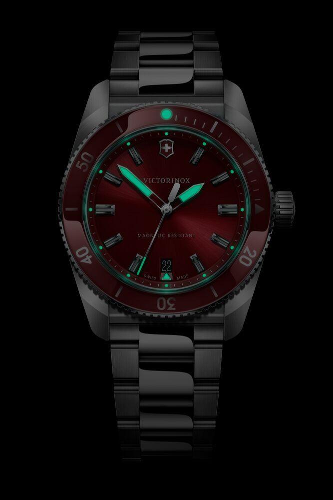 Index et aiguilles luminescents de la Victorinox Maverick dans l'obscurité