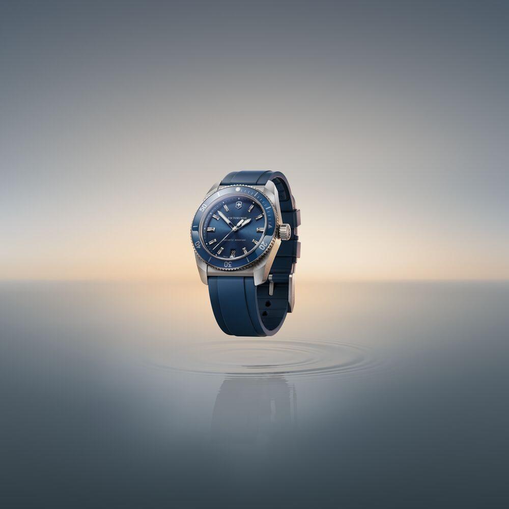Victorinox Maverick à cadran bleu au-dessus d'une étendue d'eau