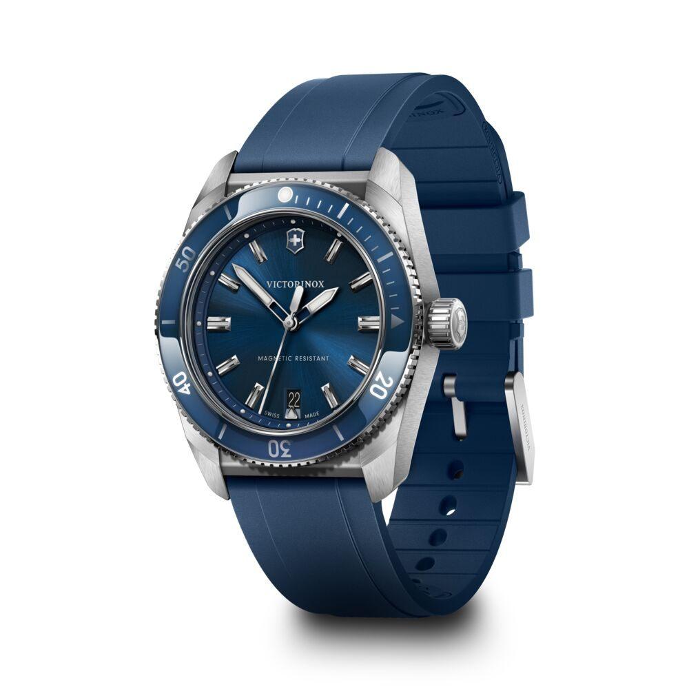 Victorinox Maverick à quartz, cadran bleu et bracelet caoutchouc, vue de trois quarts