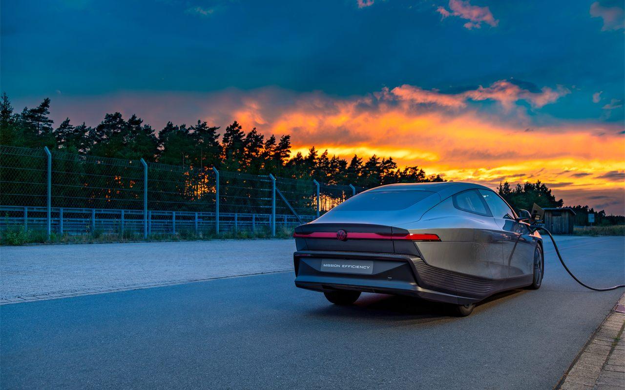 La Volkswagen Mission Efficiency branchée en charge au coucher du soleil