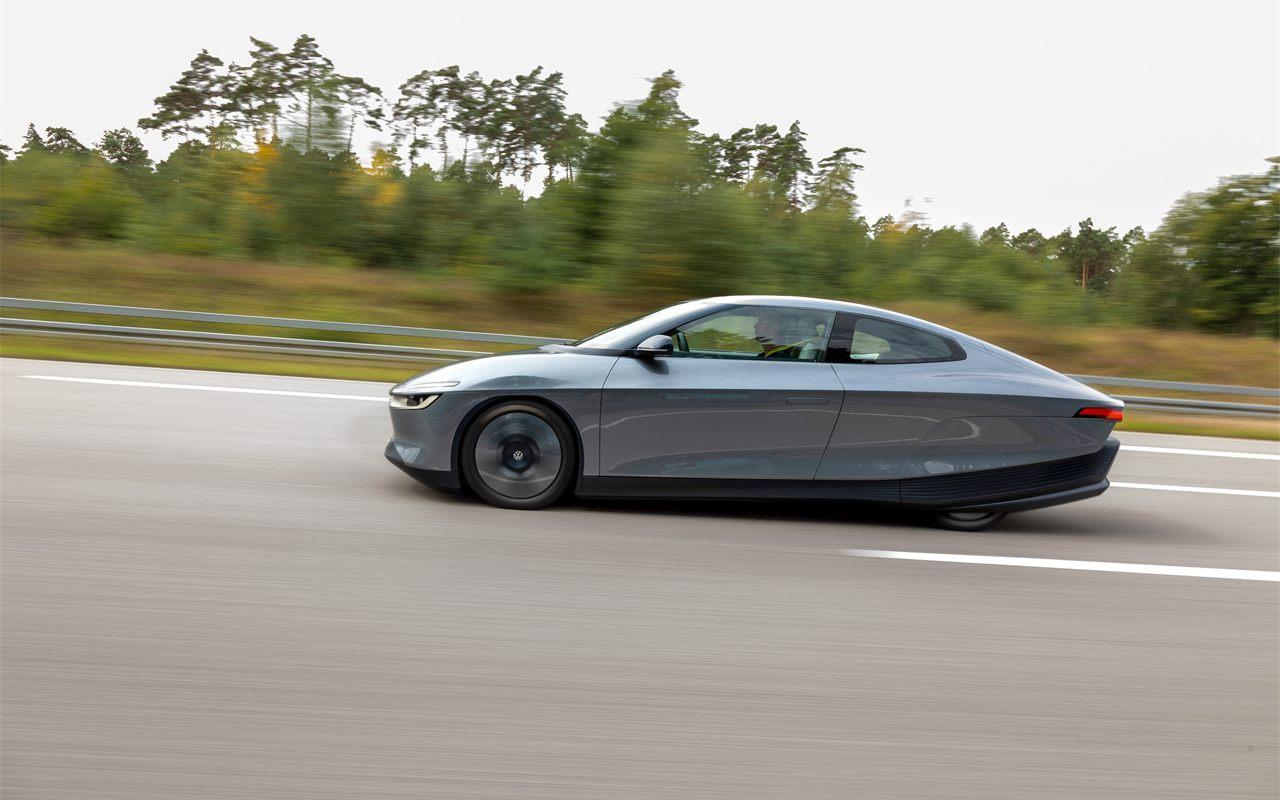 La Volkswagen Mission Efficiency roule de profil sur la piste d'essai