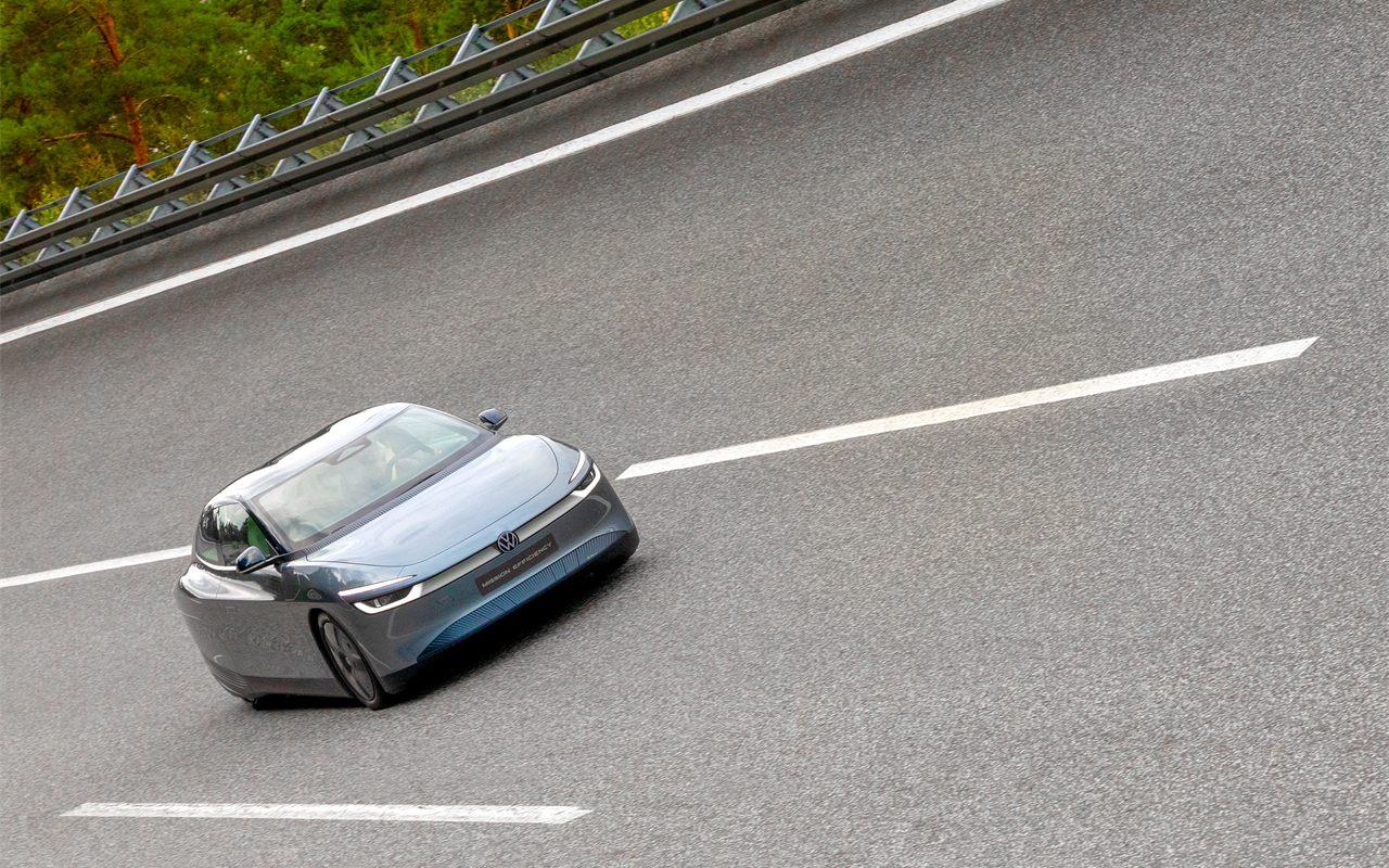 La Volkswagen Mission Efficiency vue de dessus sur la route, carrosserie effilée vers l'arrière
