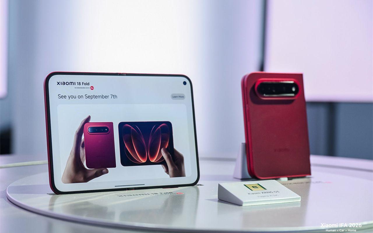 Le Xiaomi 18 Fold déplié, écran allumé, avec un second exemplaire refermé