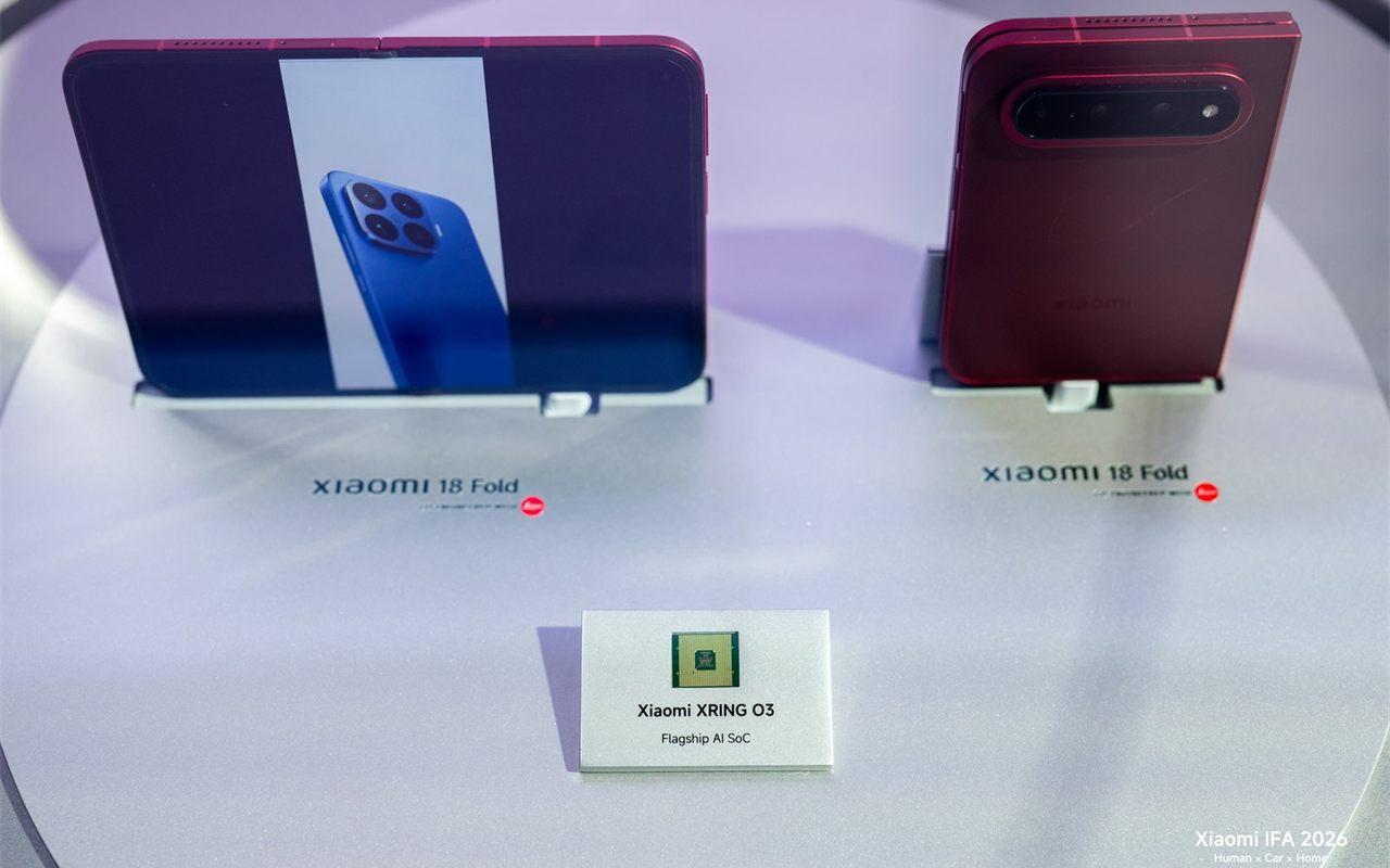 Le smartphone pliable Xiaomi 18 Fold exposé à côté de sa puce XRING O3