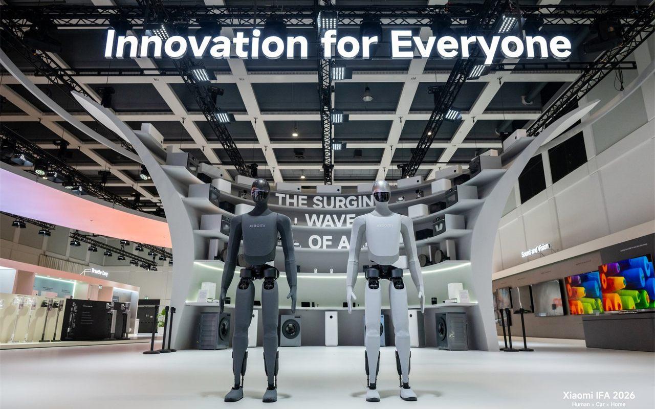 Les deux robots humanoïdes CyberOne de Xiaomi sous l'enseigne Innovation for Everyone