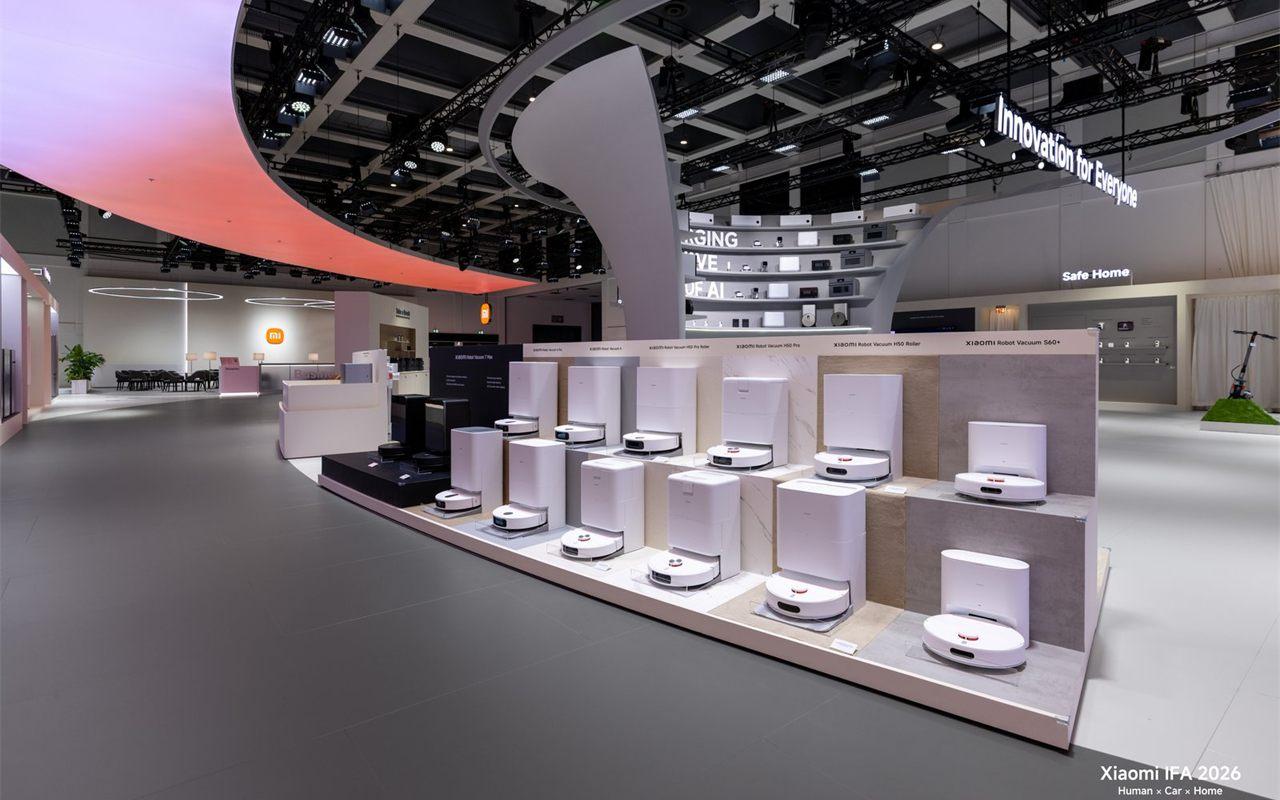 Alignement d'aspirateurs robots Mijia présentés sur le stand Xiaomi