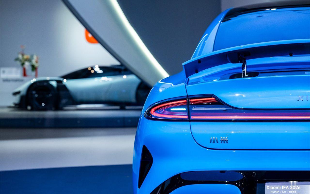 Bandeau lumineux arrière de la Xiaomi SU7 bleue, hypercar en arrière-plan