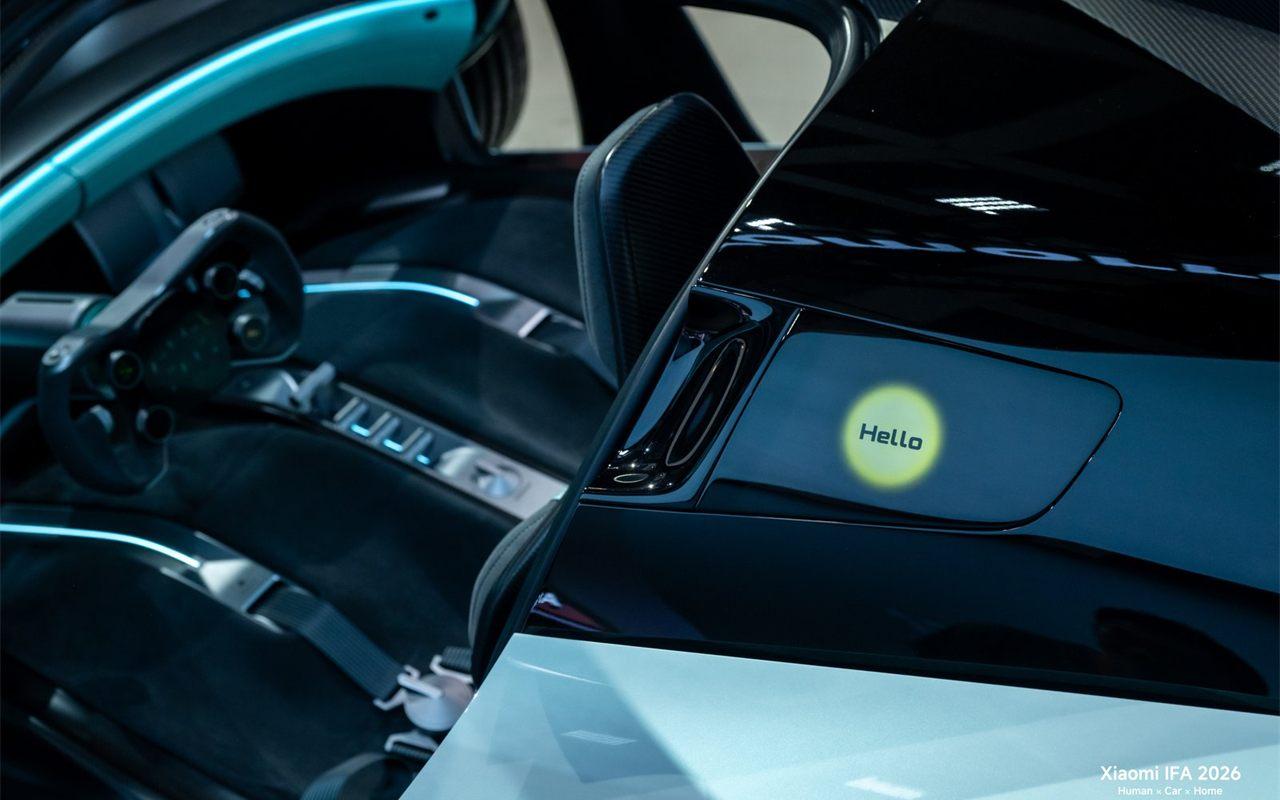 Habitacle de la Xiaomi Vision Gran Turismo, volant et écran d'accueil