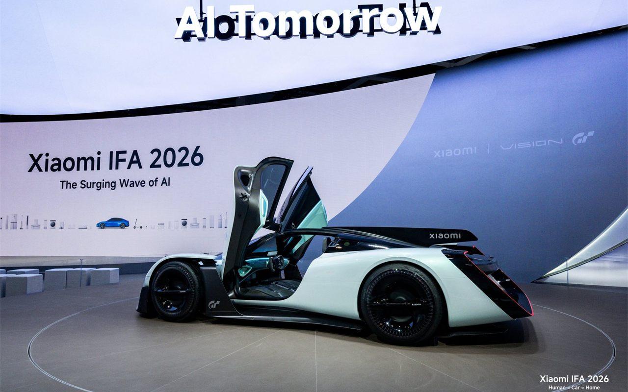 La Xiaomi Vision Gran Turismo de profil, porte relevée sur l'habitacle