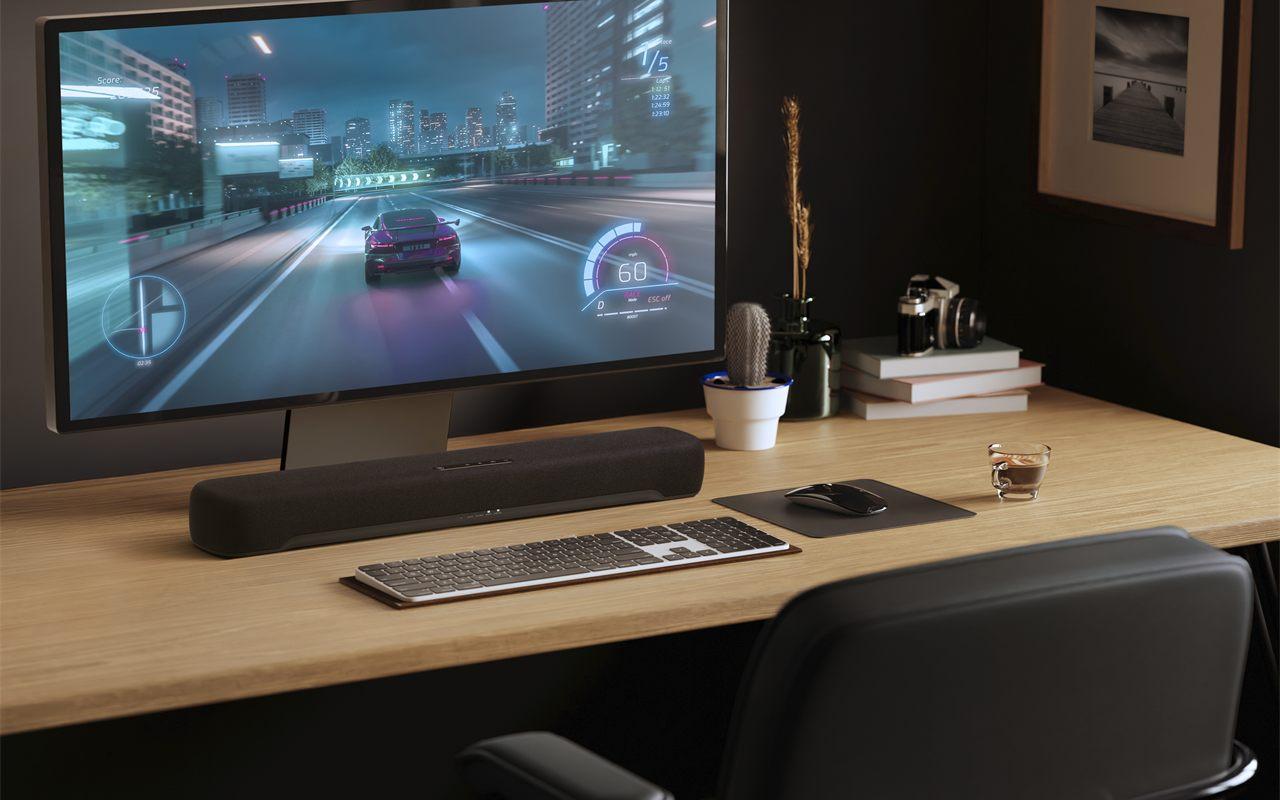 La barre de son Yamaha B200A posée sous un moniteur de PC sur un bureau en bois