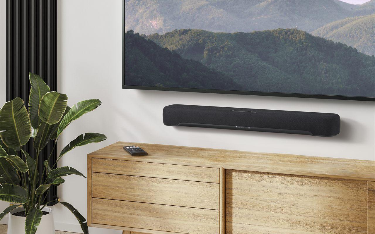 La Yamaha B200A fixée au mur sous un téléviseur dans un salon clair