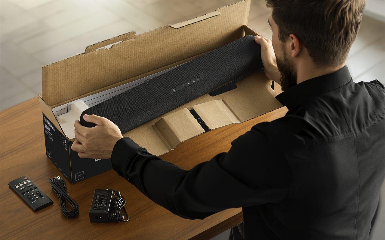 Déballage de la Yamaha B200A, télécommande et câbles posés sur la table