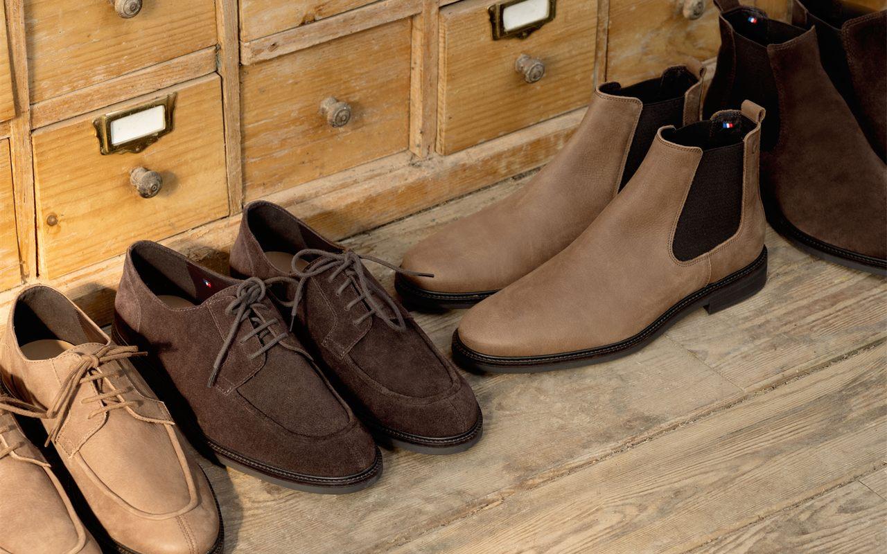 Chaussures Bocage pour homme fabriquées en France : derbies Morgan et Chelsea boots Maxime devant un meuble à tiroirs
