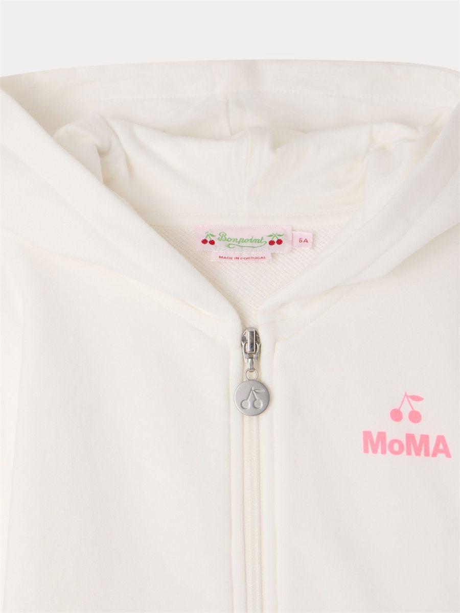 Le nom du MoMA en lettres roses sous les deux cerises Bonpoint, sur le sweat Talent