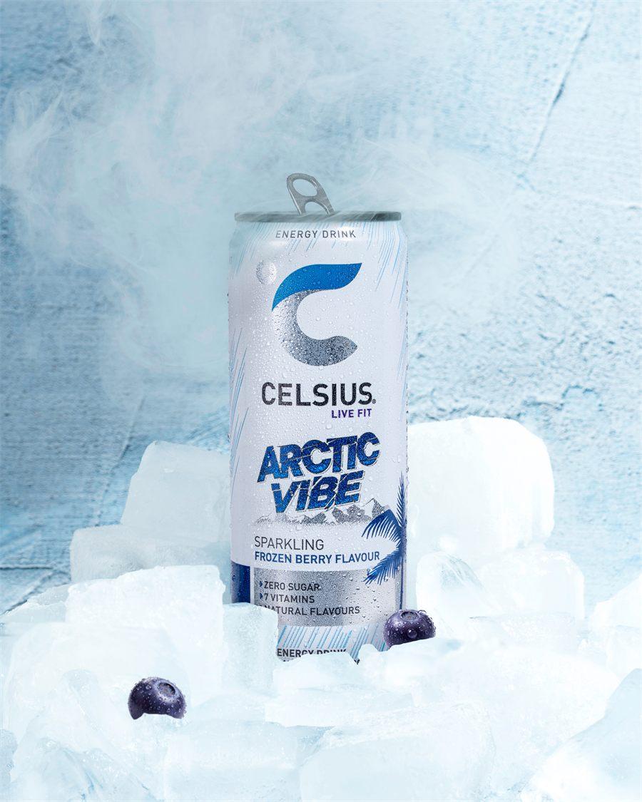 Boisson énergisante Celsius Arctic Vibe plantée dans des blocs de glace