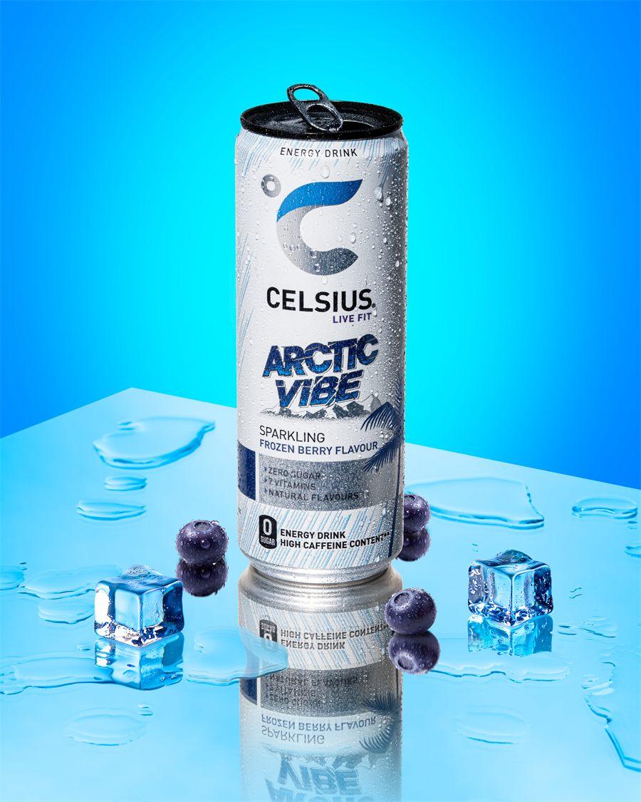 Canette Celsius Arctic Vibe ouverte sur une table bleue, entre glaçons et baies