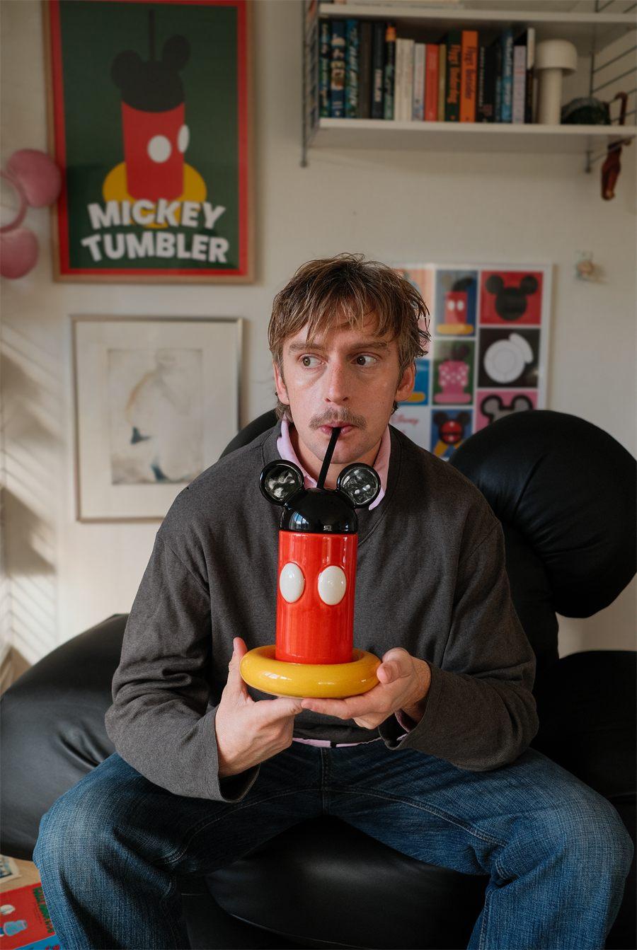 Gustaf Westman boit au Tumbler Mickey, assis dans le fauteuil Mickey
