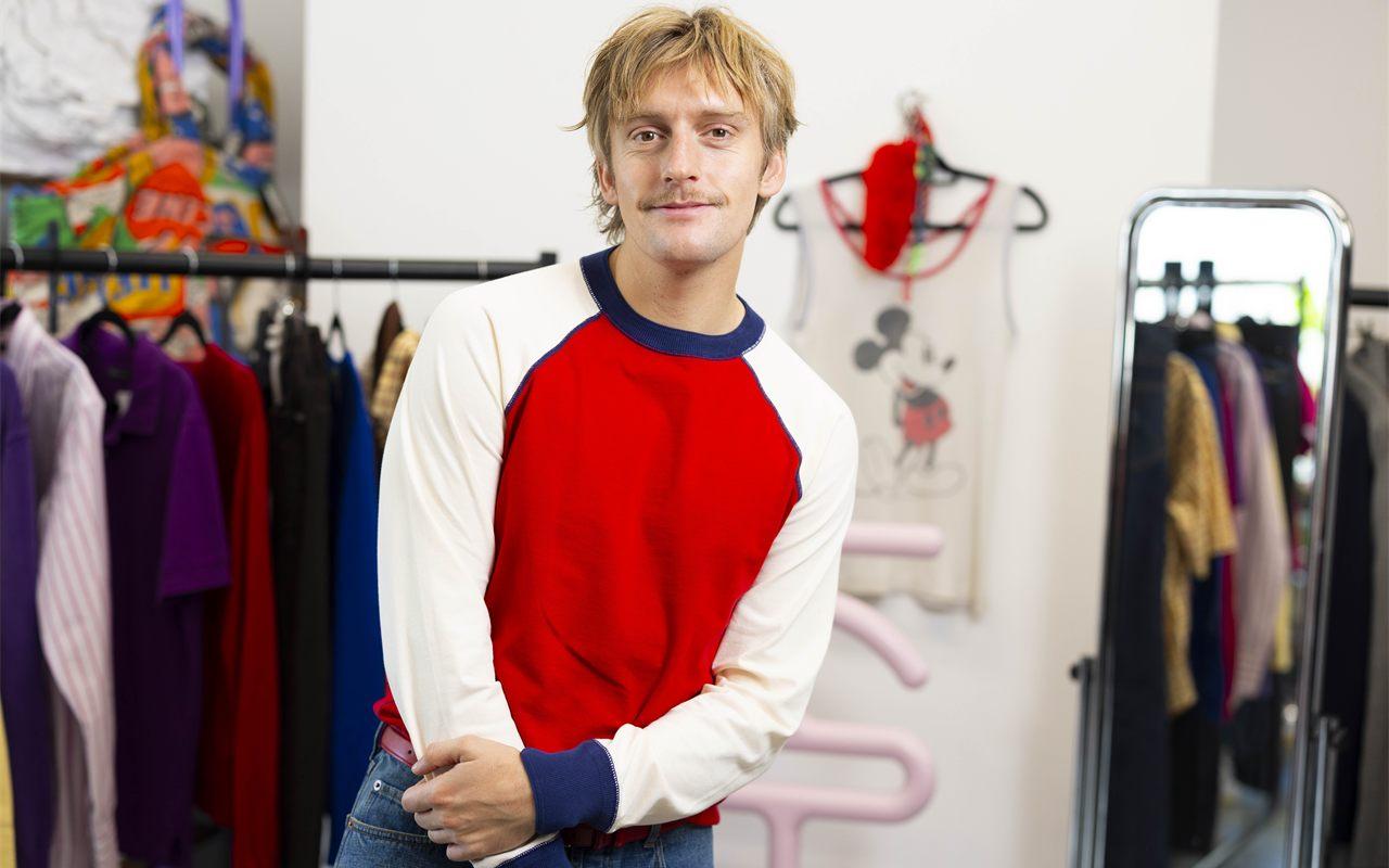 Le designer suédois Gustaf Westman dans son studio, devant un portant de vêtements