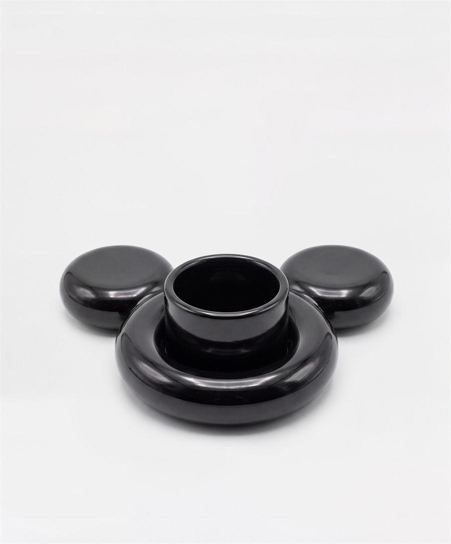 La tasse Mickey en céramique noire et sa soucoupe aux deux oreilles