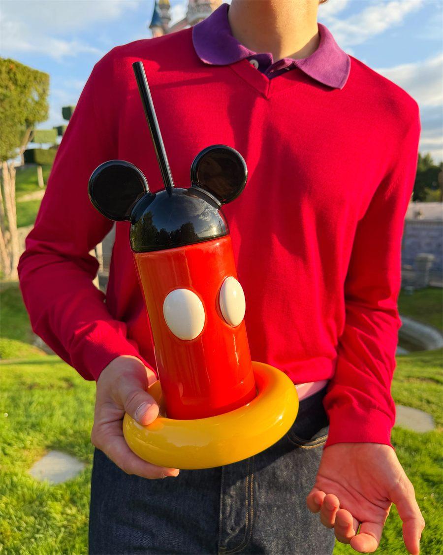 Le Tumbler Mickey de la collection Disney x Gustaf Westman tenu dans un parc