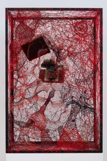 Inside Memory de Chiharu Shiota, appareil photo ancien et coffret rouge pris dans le fil