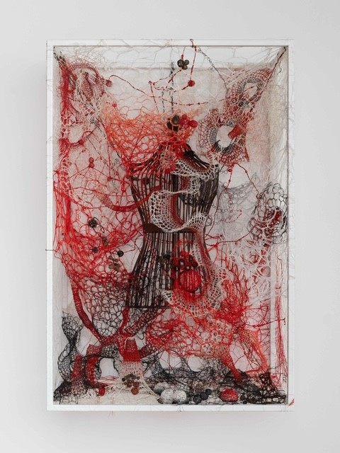 Inside Memory de Chiharu Shiota, mannequin de couture pris dans des fils rouges, blancs et noirs